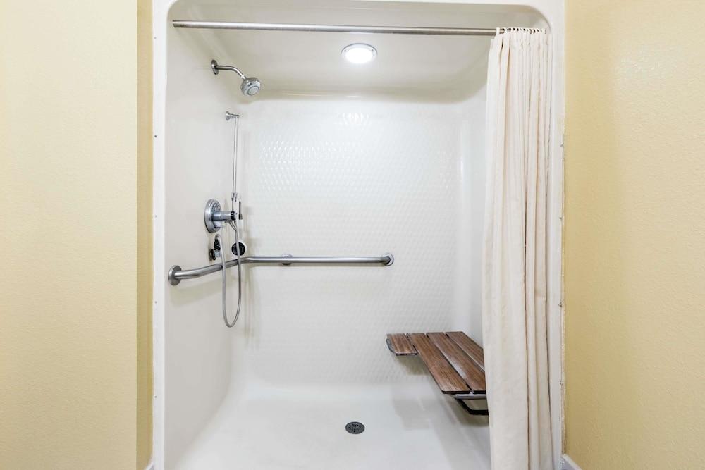 Super 8 by Wyndham Midland photo 2