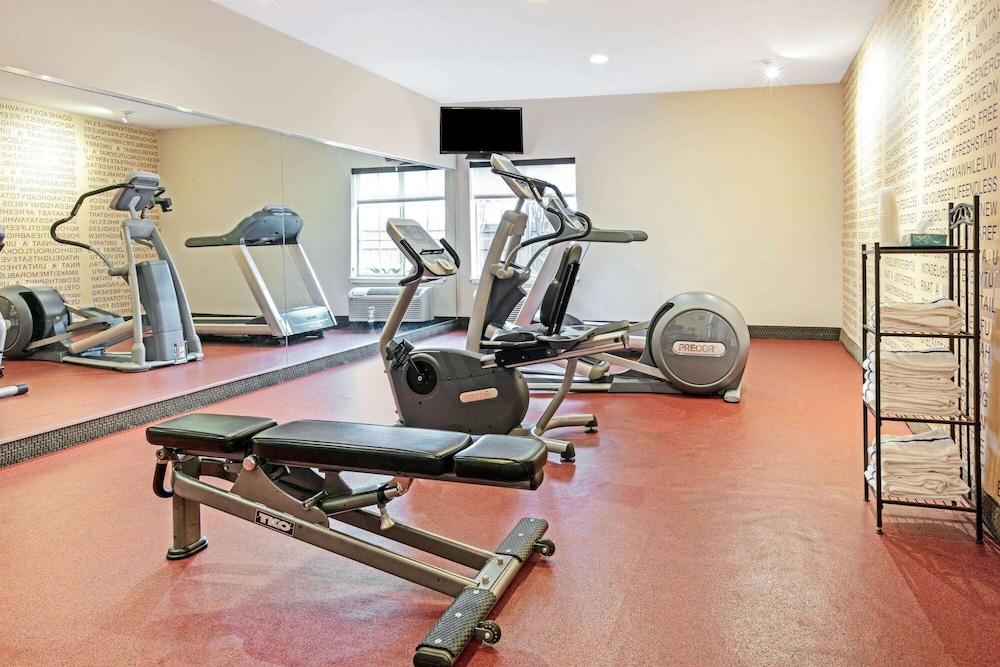 La Quinta Inn & Suites by Wyndham Paris photo 20