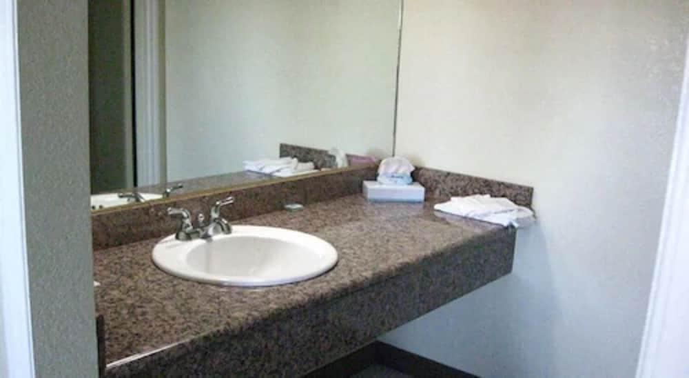 Desert Inn Motel photo 8