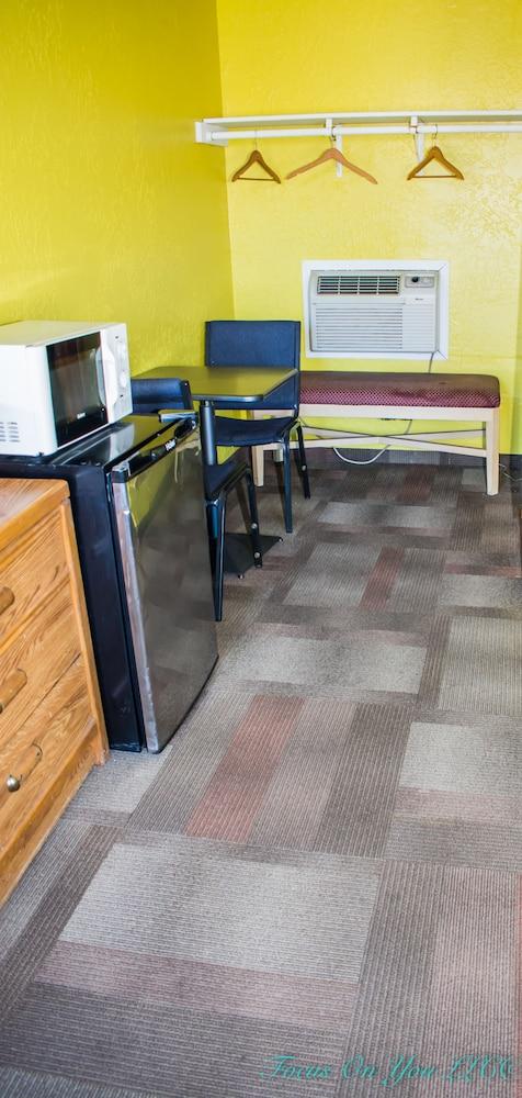 Bloomfield Motel photo 20