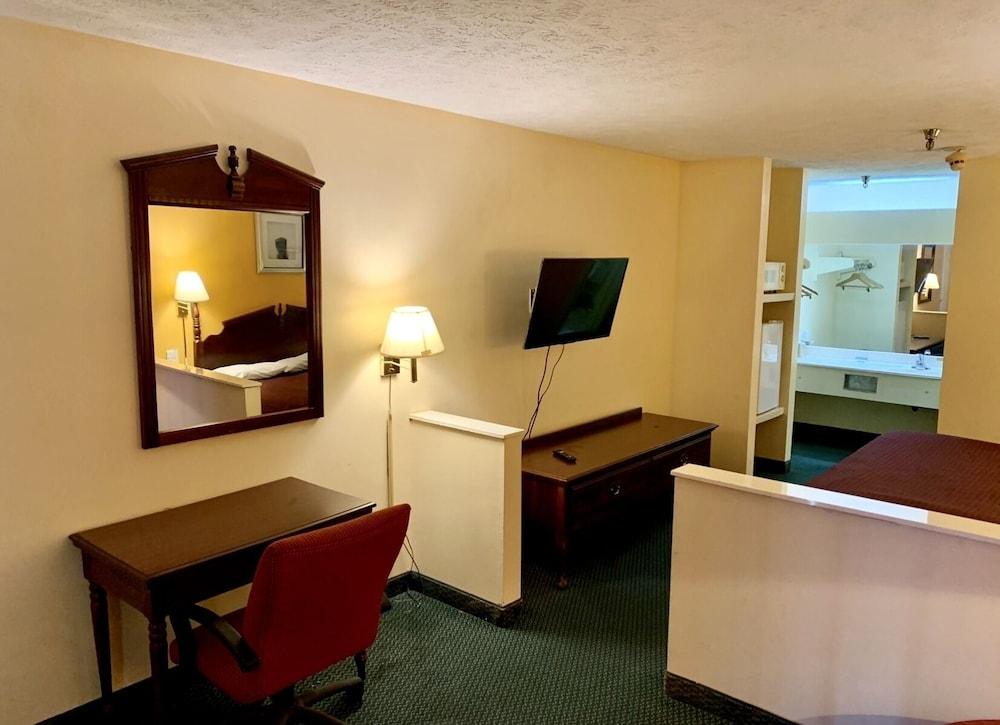Deluxe Inn & Suites photo 4