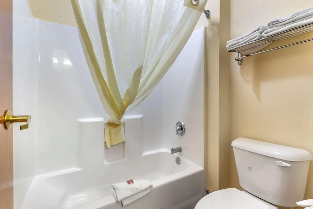 Econo Lodge Brunswick Travel Center photo 21