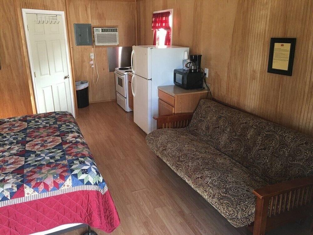 Whispering Creek Lodging & RV Resort photo 14