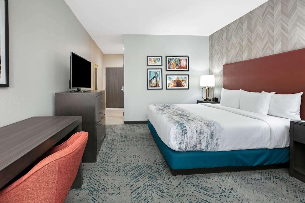 La Quinta Inn & Suites by Wyndham DFW West-Glade Parks photo 17