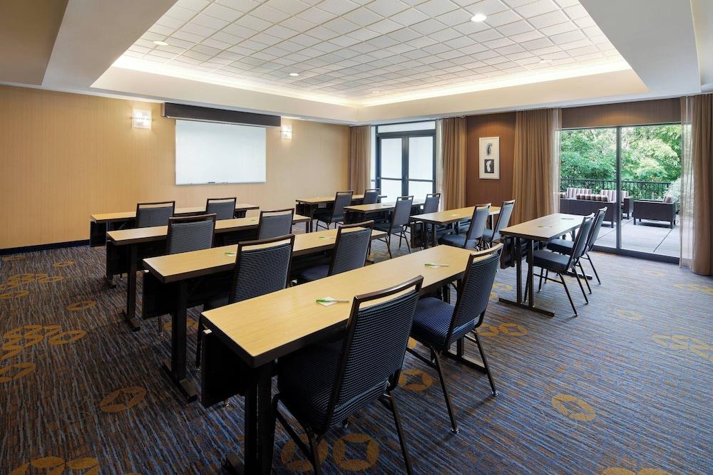 Courtyard by Marriott Grand Rapids Airport photo 34