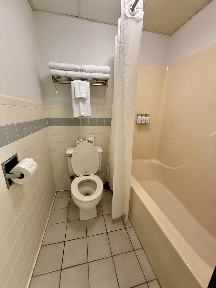 Hygge Inn & Suites photo 8