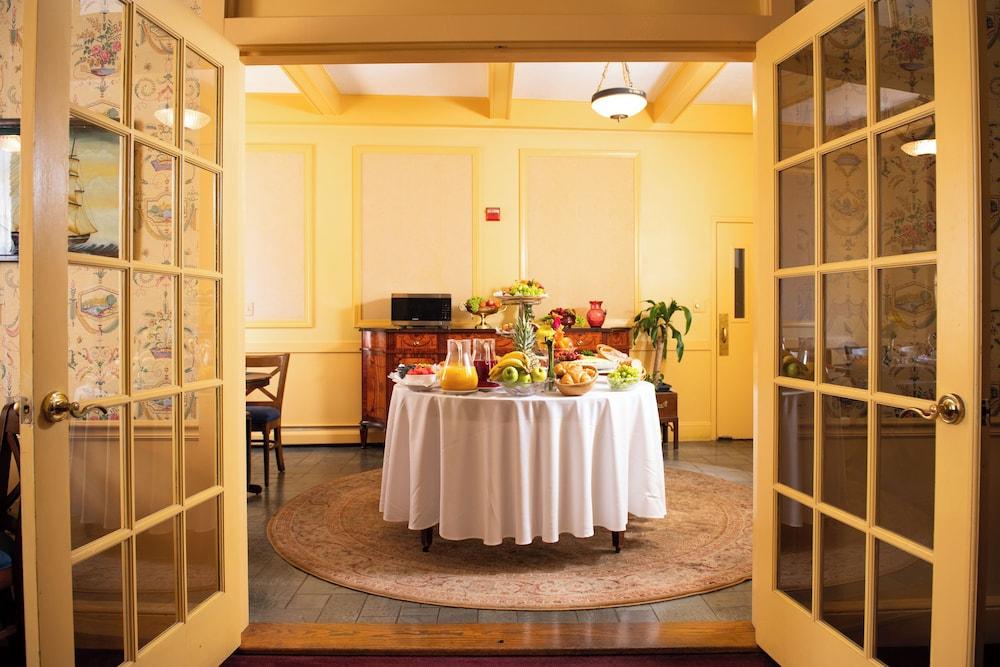 Americas Cup Inn photo 33