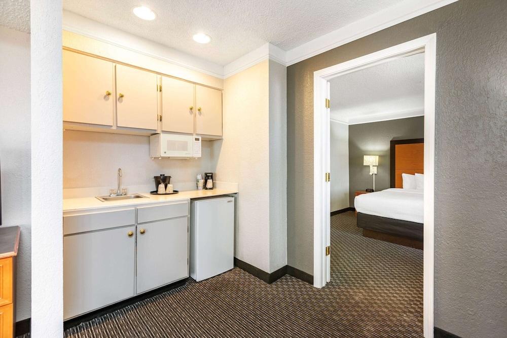 Travelodge by Wyndham El Paso - Airport photo 9