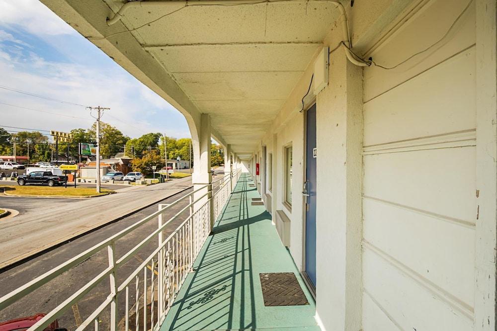 Clarion Pointe Decatur Downtown photo 7