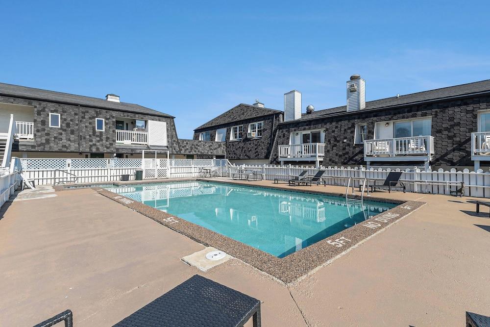 Snyder's Shoreline Inn photo 43
