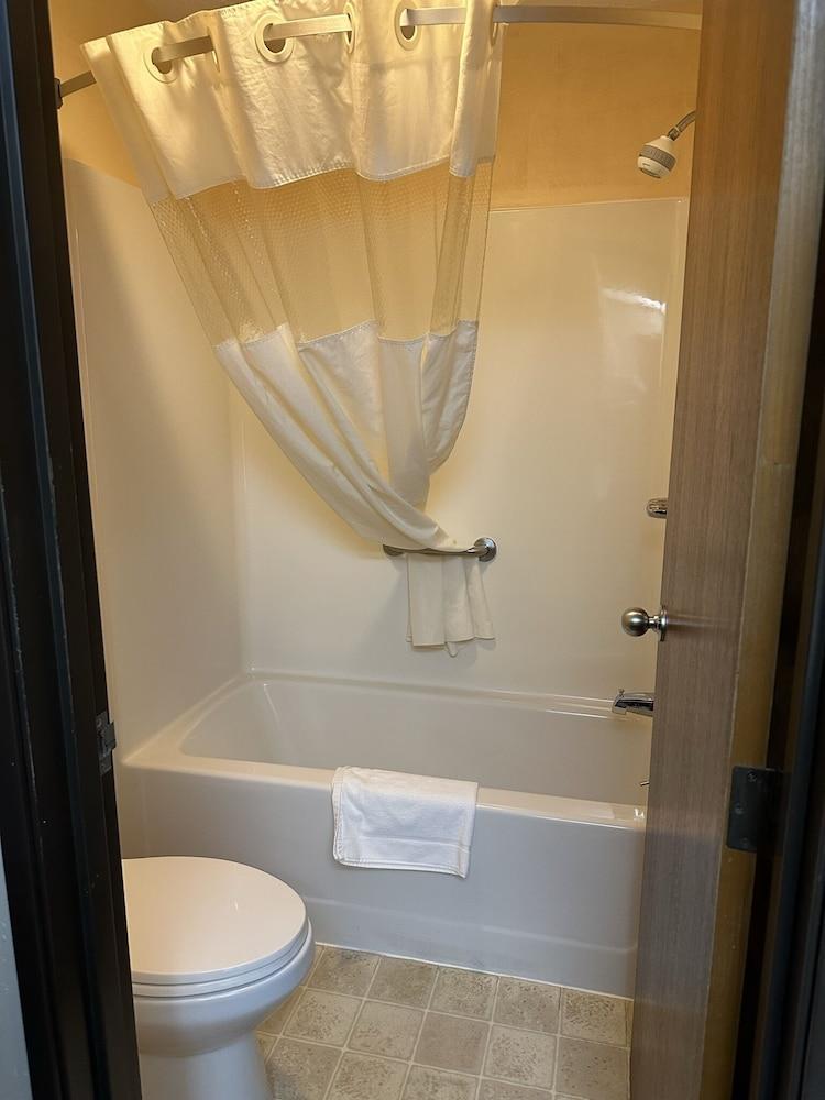 Econo Lodge El Paso, IL photo 11