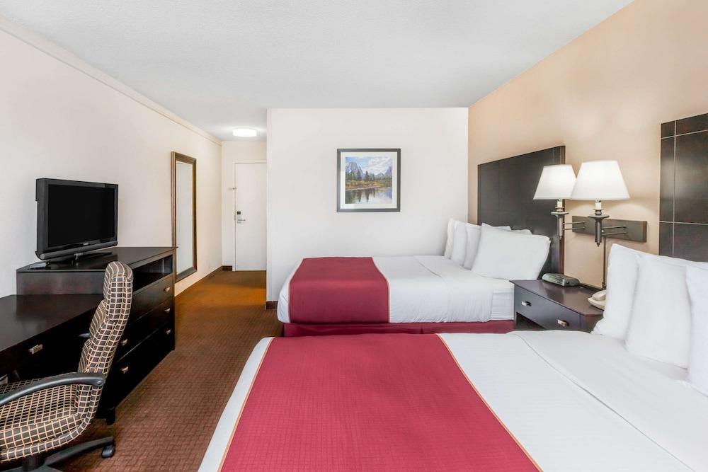 Quality Inn & Suites photo 13
