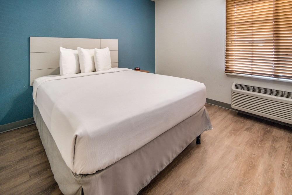 WoodSpring Suites Denton photo 22