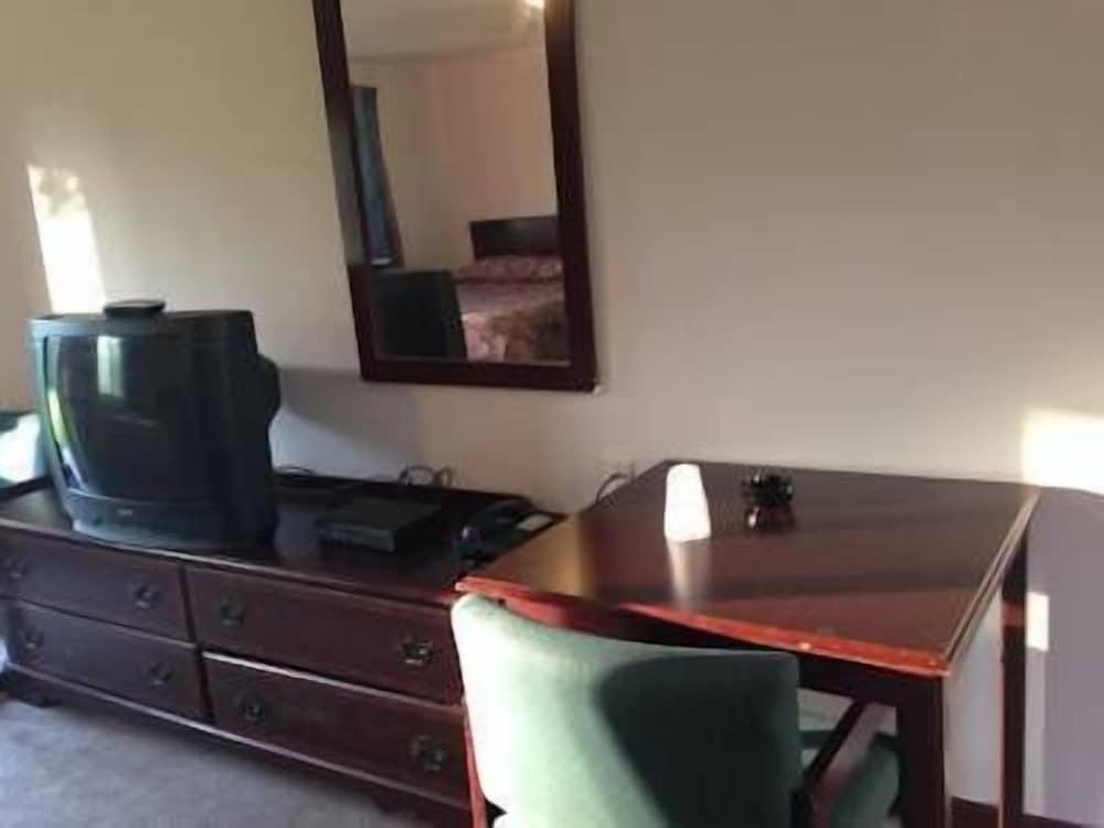 Colonial Village Motel photo 15