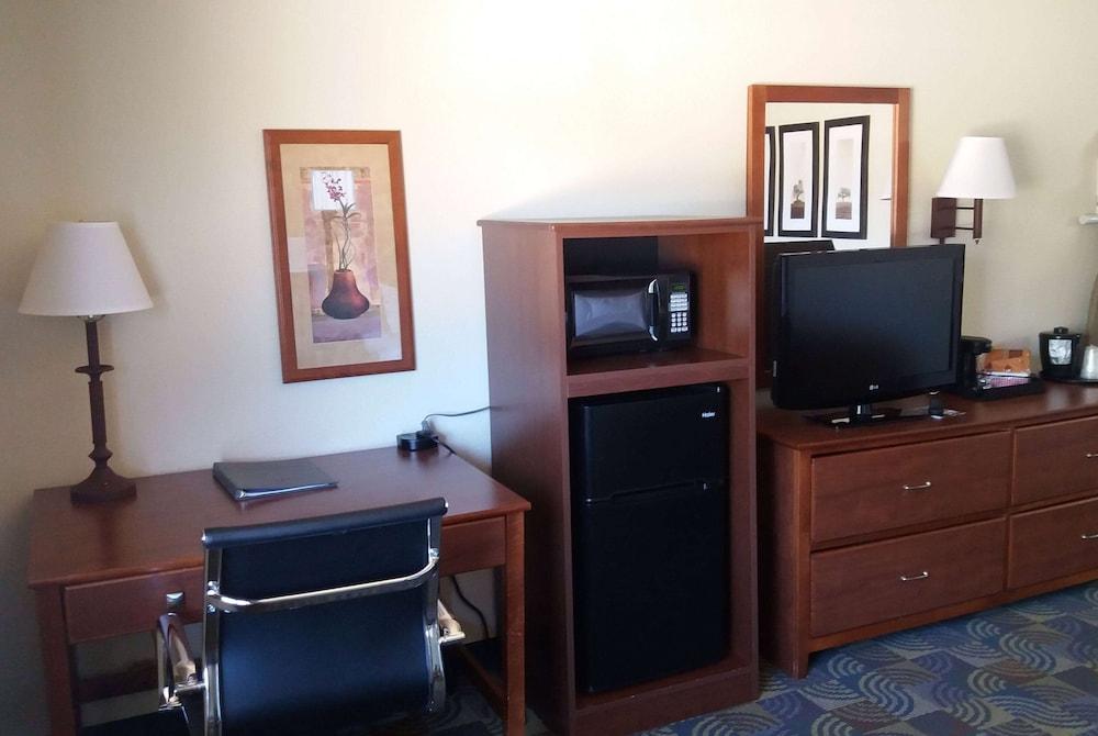 AmericInn by Wyndham Kewanee photo 44