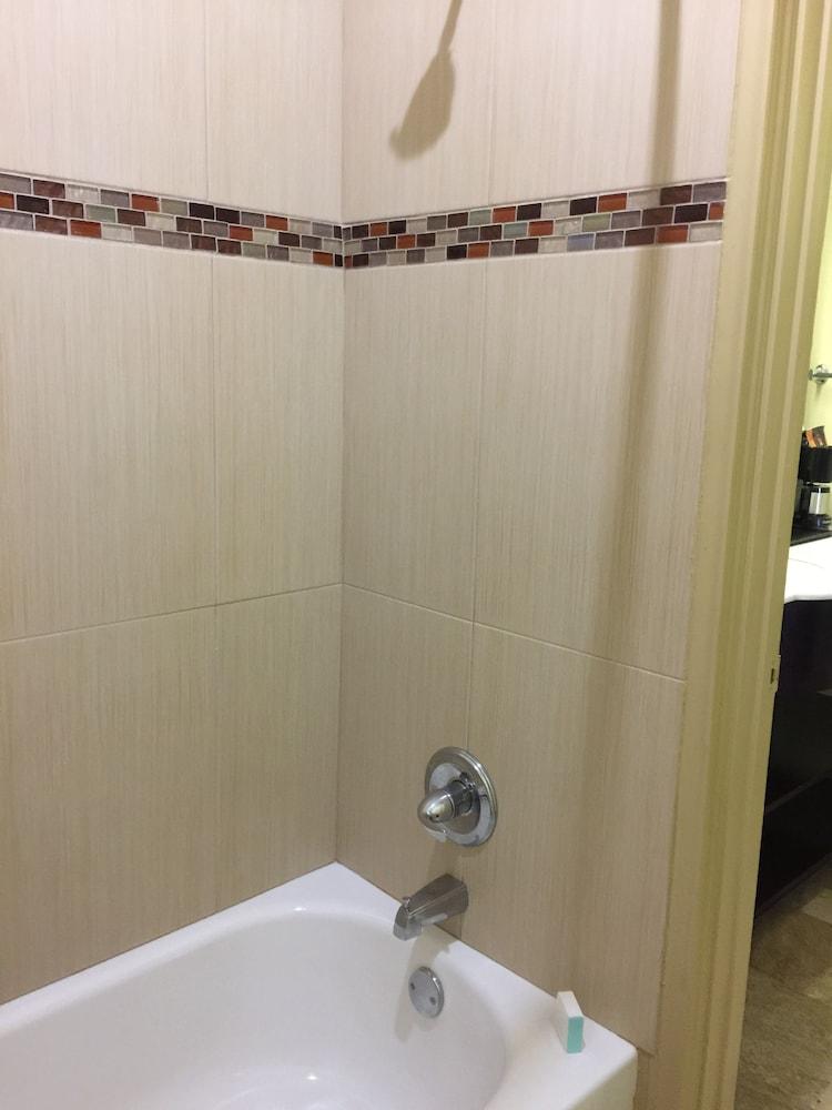 Pearsall Inn & Suites photo 12