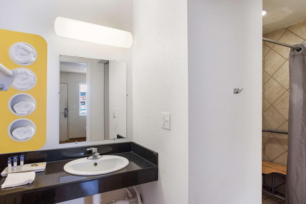 Americas Best Value Inn Bowling Green photo 2
