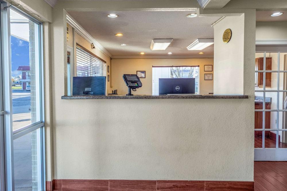 Econo Lodge Meridian South photo 11