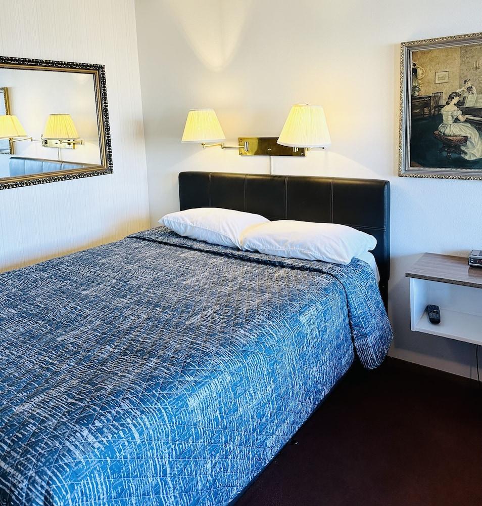 The Davenport Motel photo 40