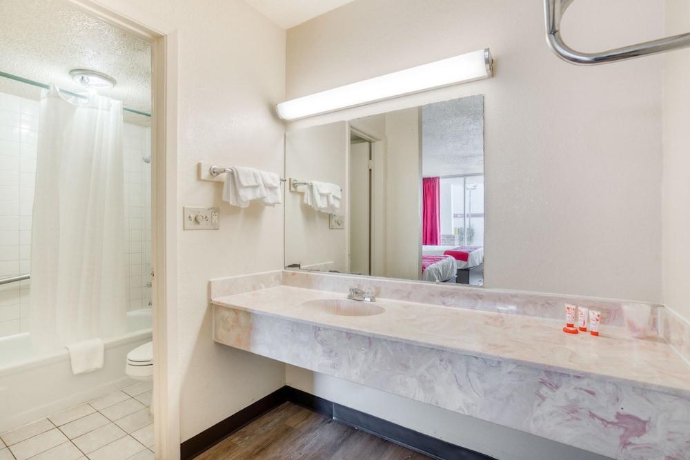 OYO Hotel Waco University Area/ I-35 photo 24