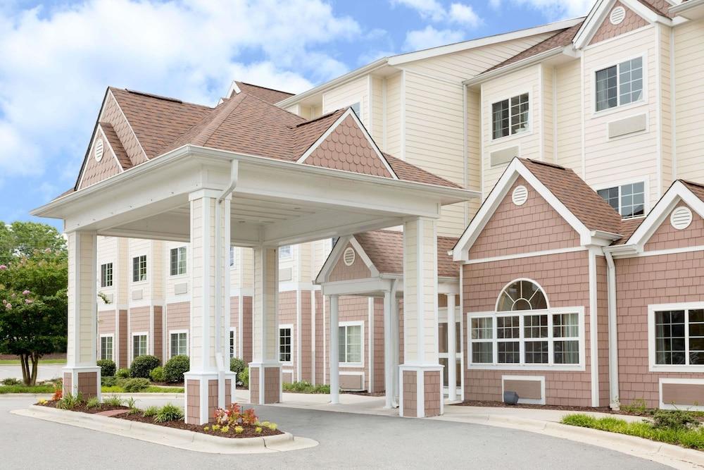 Microtel Inn & Suites by Wyndham Greenville/University Medic photo 1
