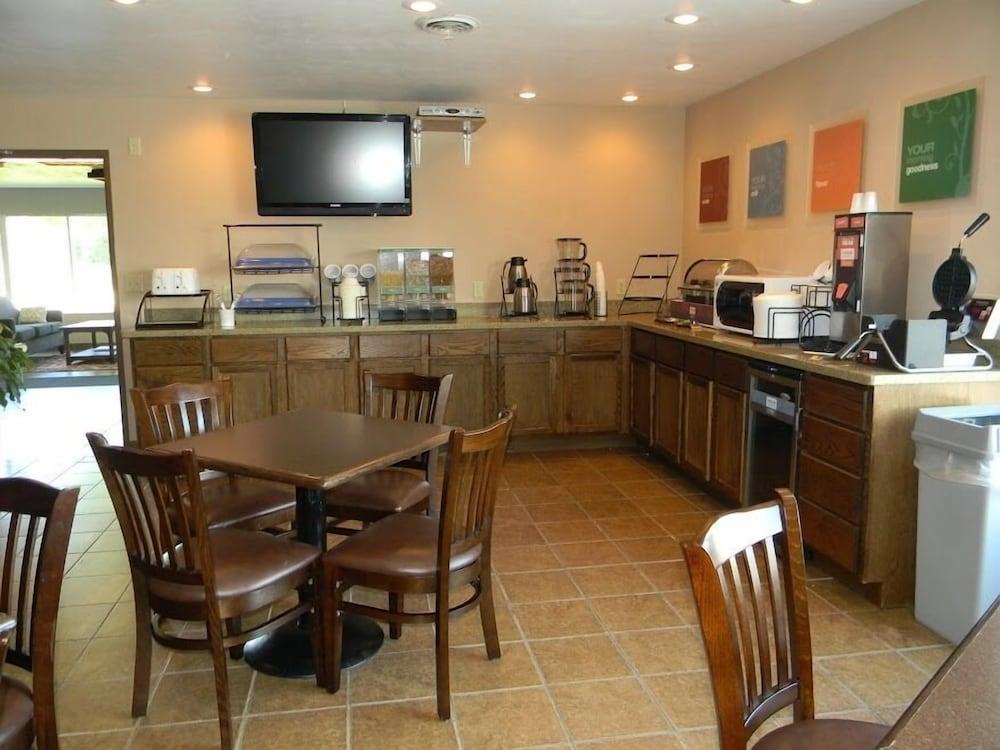 Boarders Inn & Suites by Cobblestone Hotels - Munising photo 24