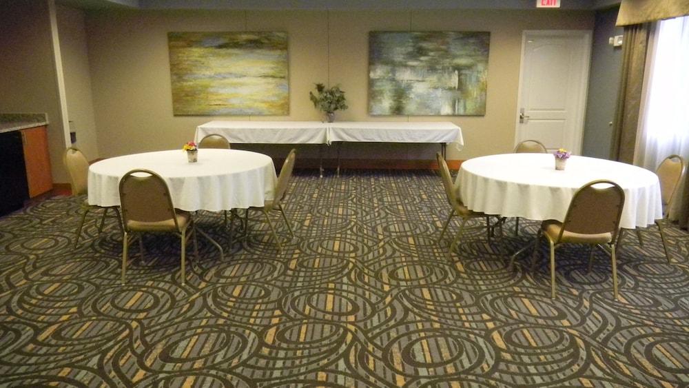 Holiday Inn Express & Suites Winner by IHG photo 41