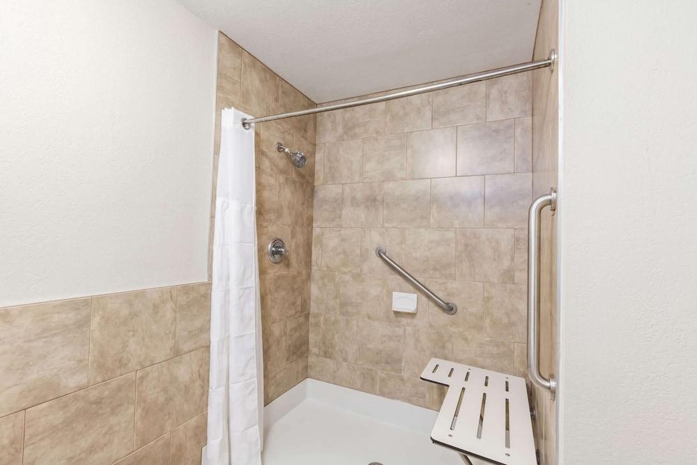 Ramada by Wyndham New Iberia photo 34