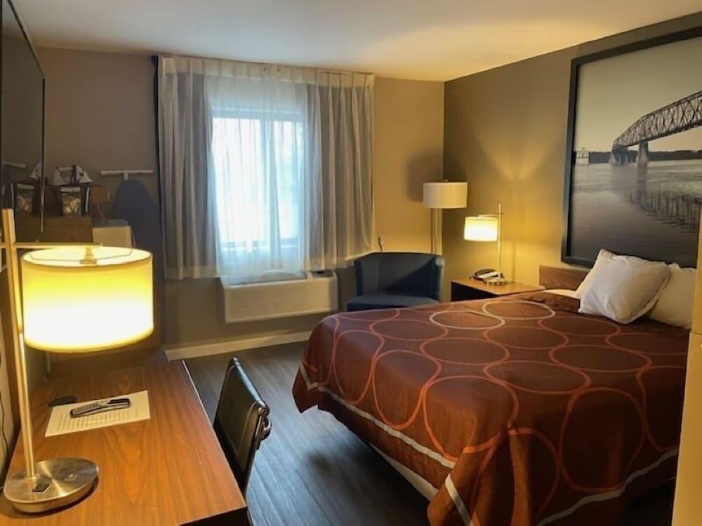 Super 8 by Wyndham Alton photo 19