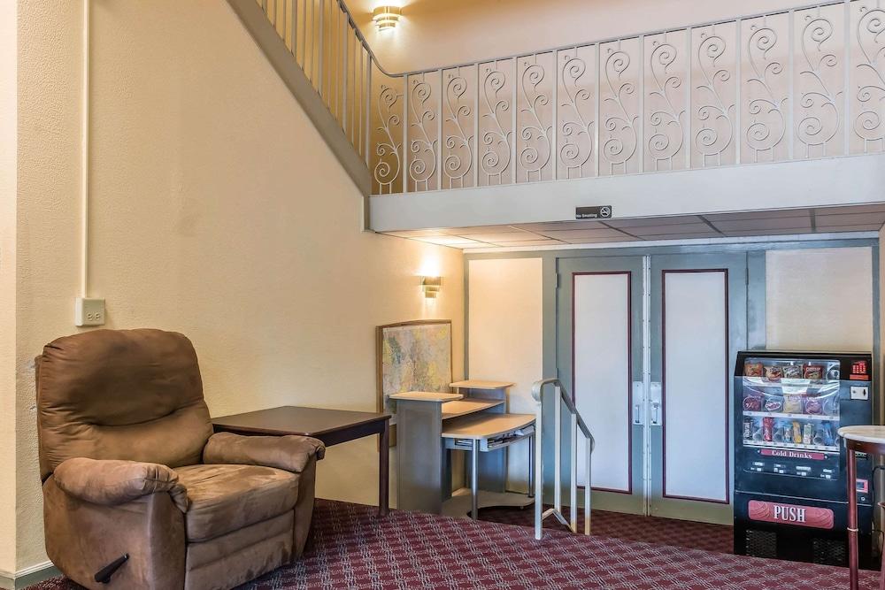 Econo Lodge Reading Airport photo 6