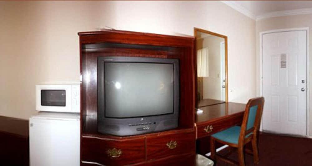 Sunset Inn and Suites photo 13