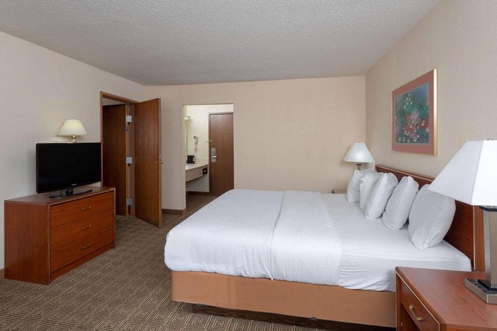Norwood Inn & Suites by BlissPoint Post Rd Indianapolis photo 28