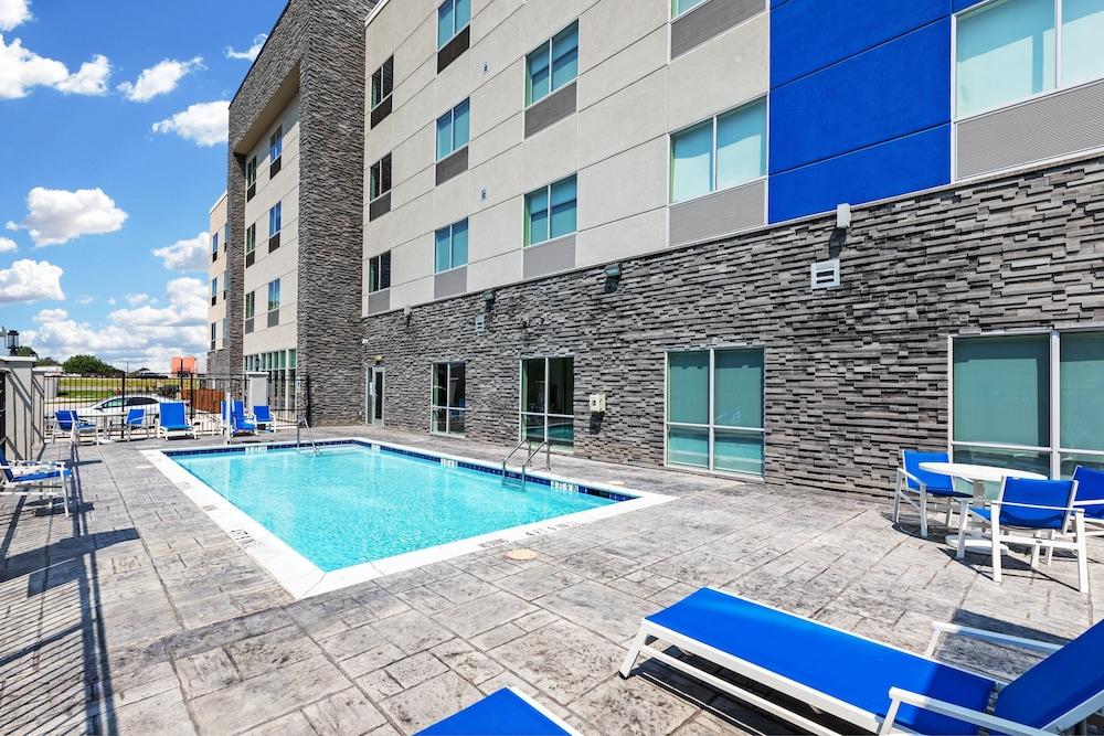 Holiday Inn Express & Suites Denton - Sanger by IHG photo 2