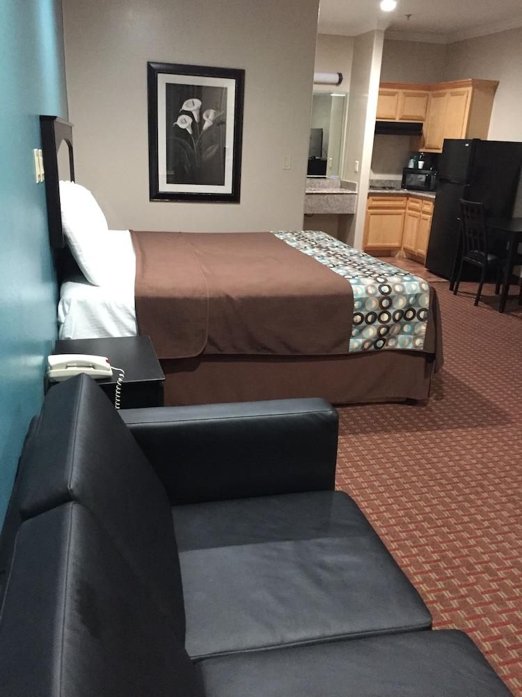 Scottish Inn & Suites photo 8