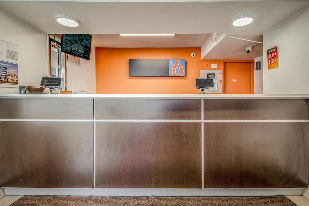 Motel 6 Conroe, TX photo 3