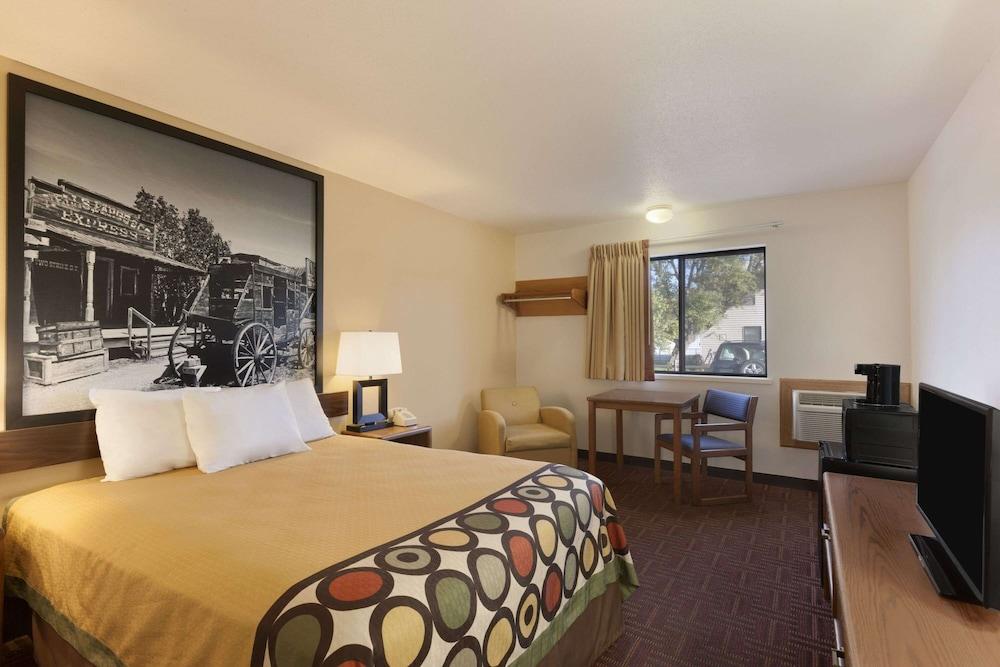 Super 8 by Wyndham Wall photo 11