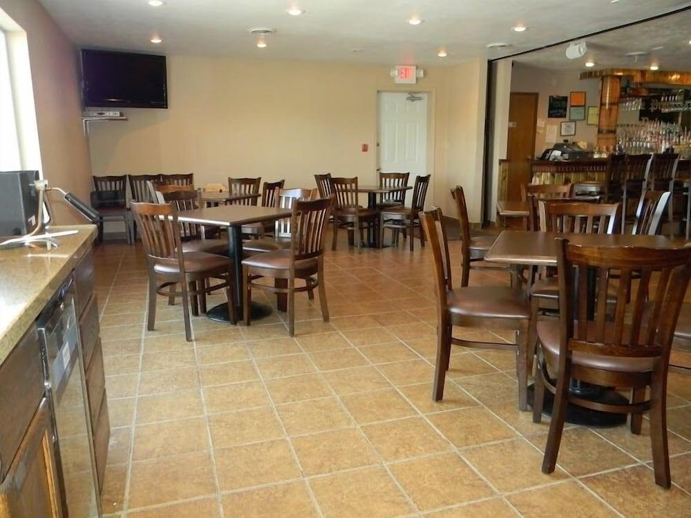 Boarders Inn & Suites by Cobblestone Hotels - Munising photo 25