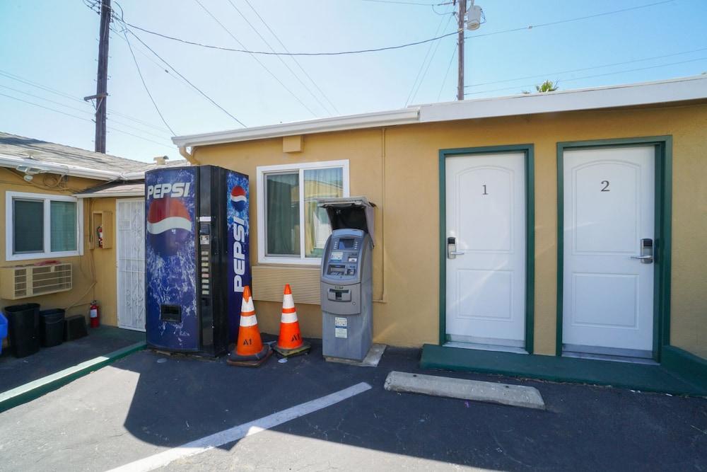 SIGNAL HILL MOTEL photo 22