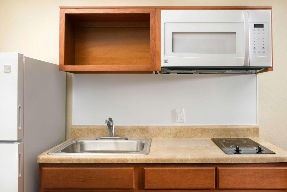 WoodSpring Suites Chicago Romeoville photo 11