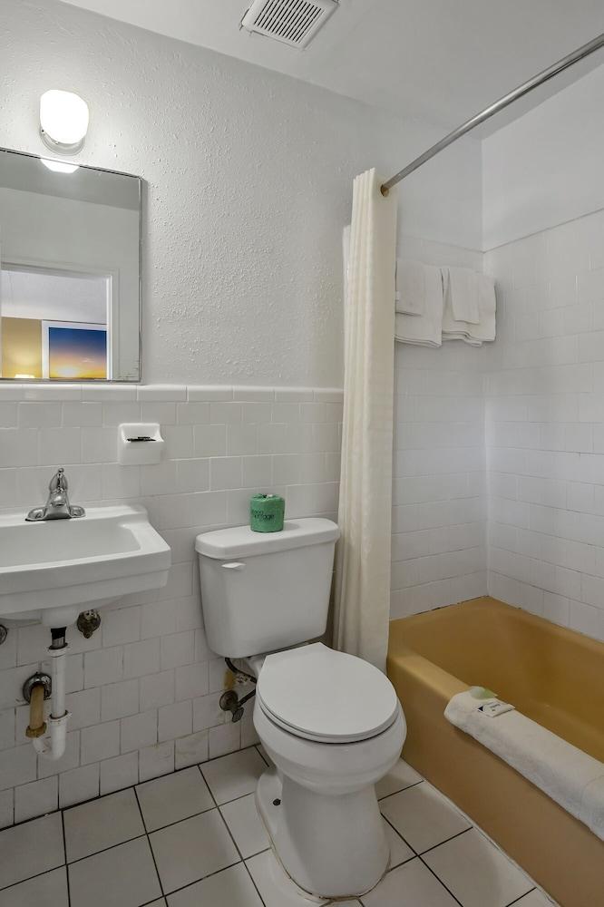 Travelers Inn photo 15