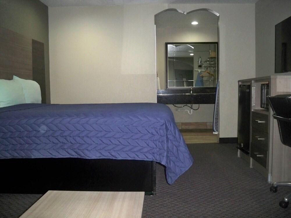Scottish Inn & Suites photo 27