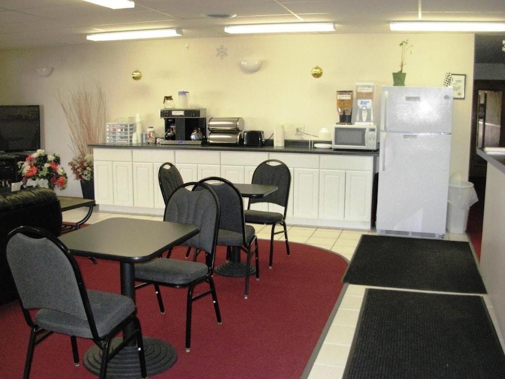 Red Carpet Motel photo 7