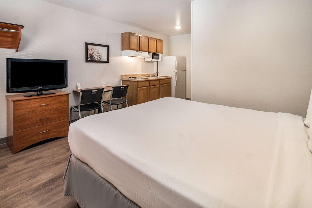 WoodSpring Suites Denton photo 16