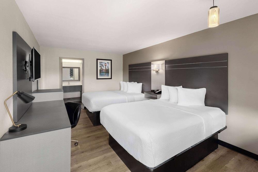 Baymont by Wyndham Dothan photo 11