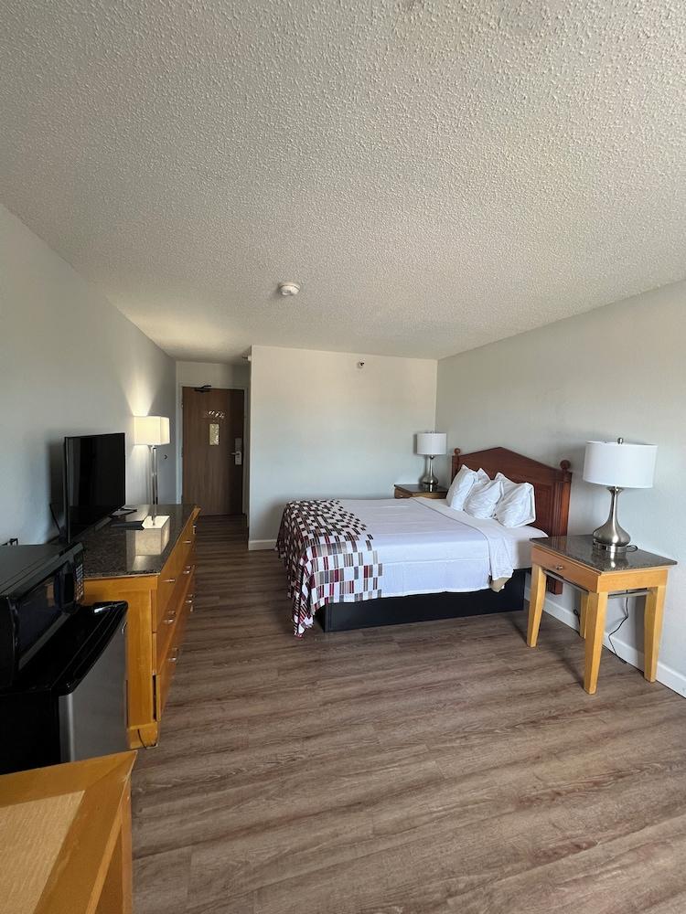 Economy 7 Inn - Norfolk photo 30