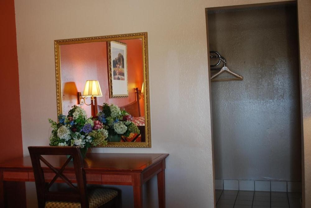 Royal Inn photo 2