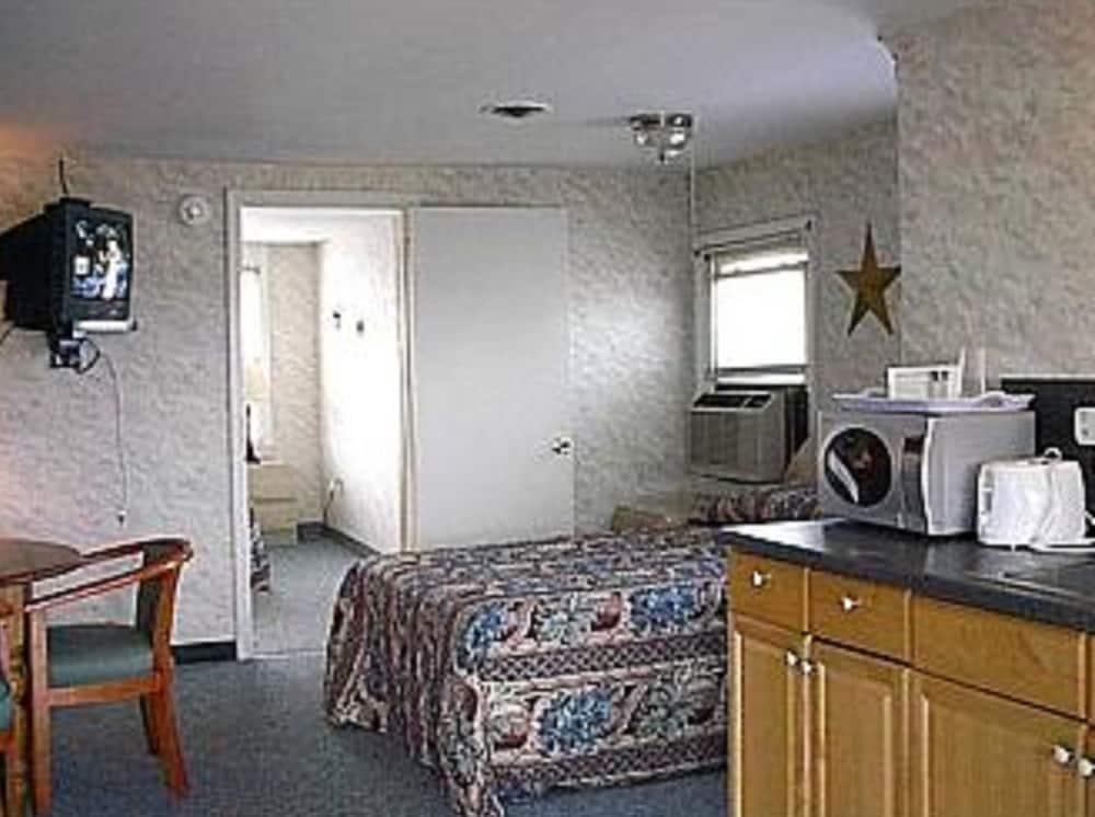 Pelican Point Motel photo 12