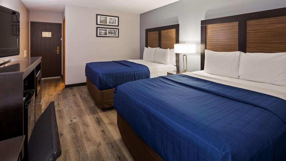 Ramada by Wyndham Cedar Rapids South photo 10