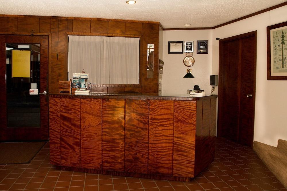 Curly Redwood Lodge photo 2
