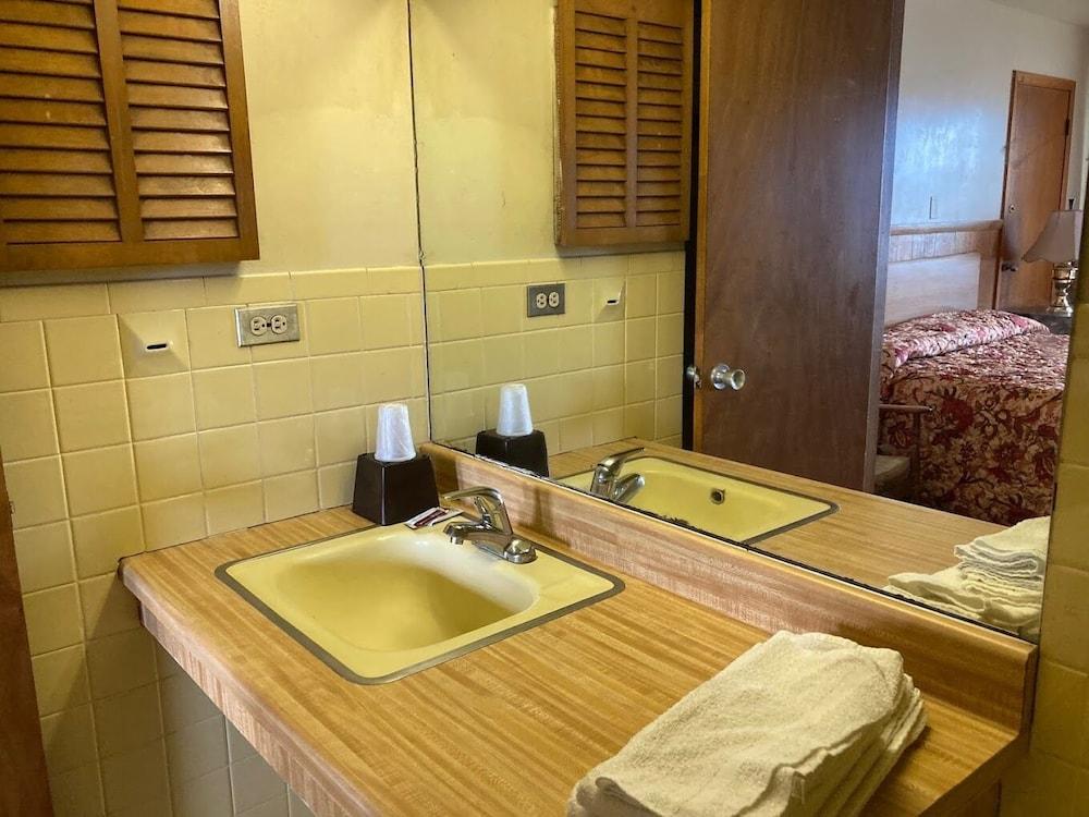 Highland Manor Motel photo 3